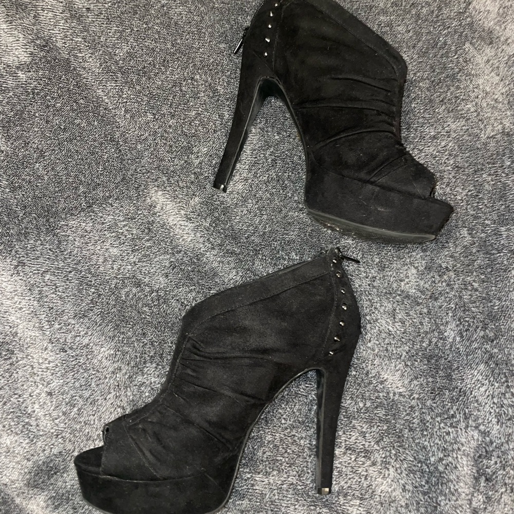 G BY GUESS STILETTOS